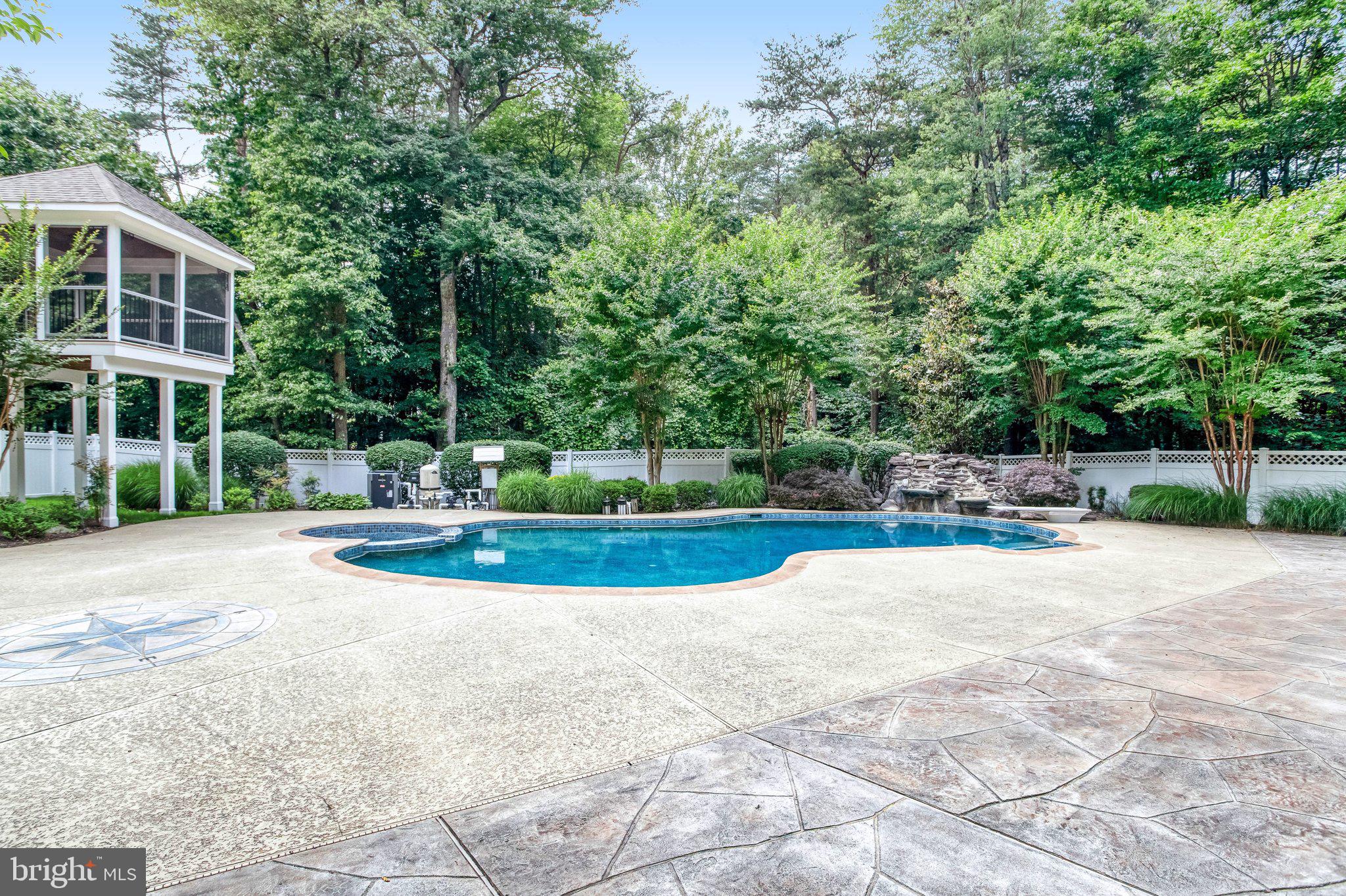 8261 ROSELAND DRIVE