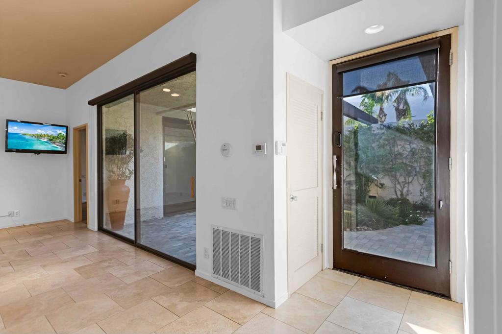 487 N Calle Rolph