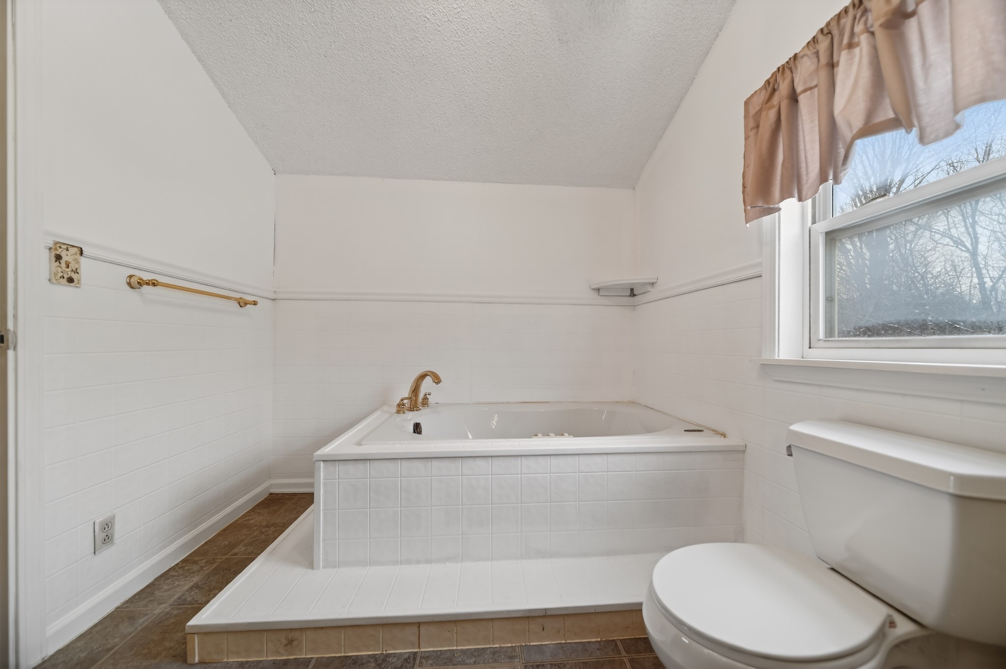 24689 WESTVIEW Drive
