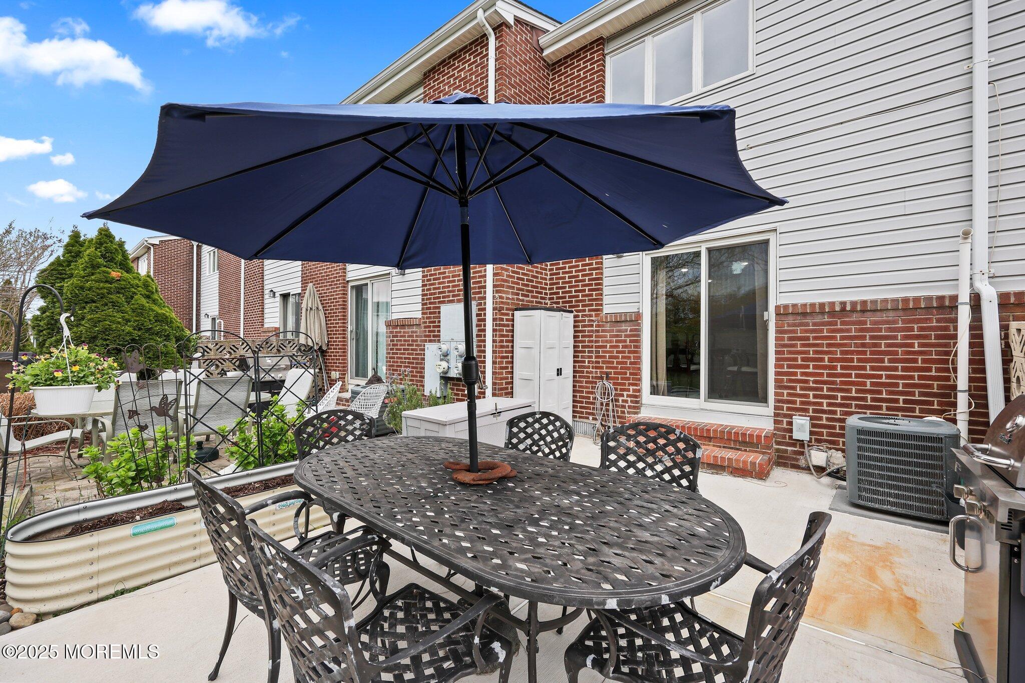25 Meadow Avenue, 84