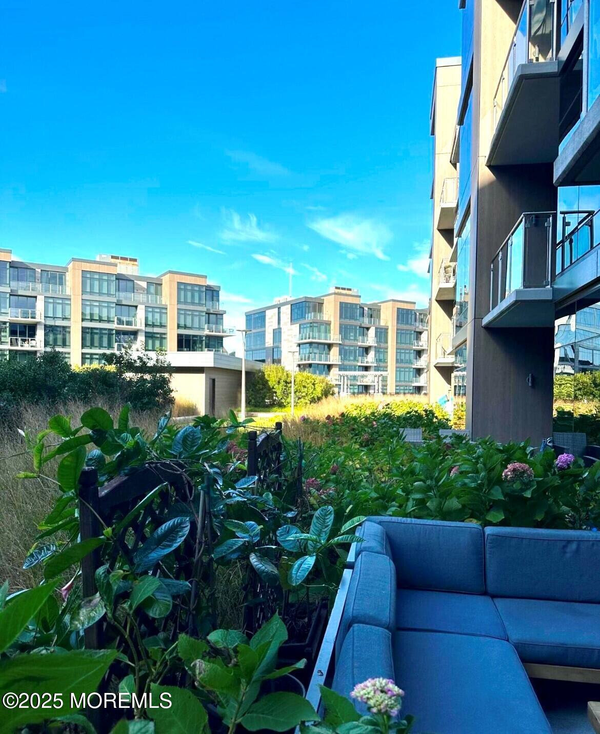 15 Morris Avenue, 204