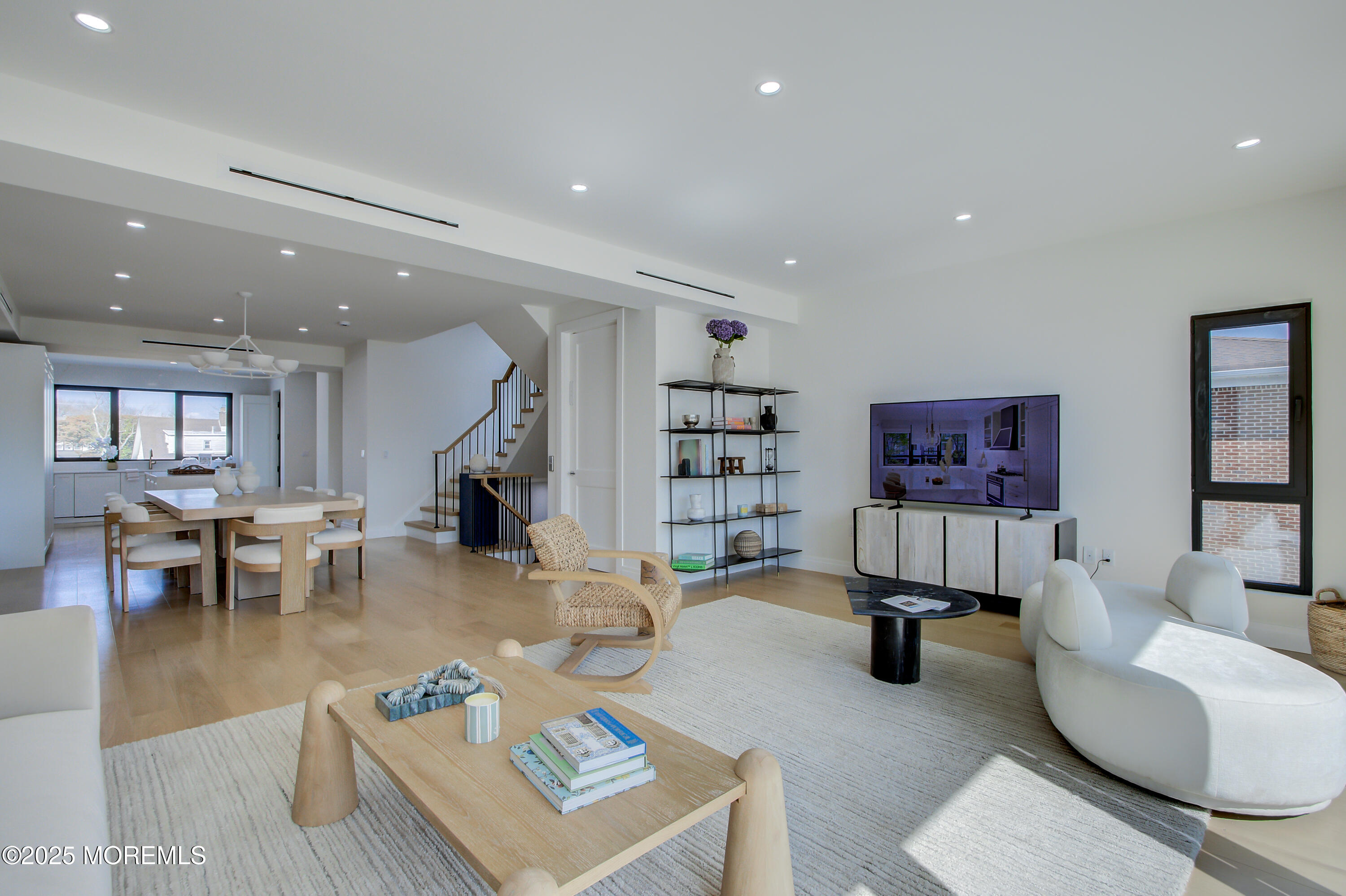 345 2nd Avenue, 11