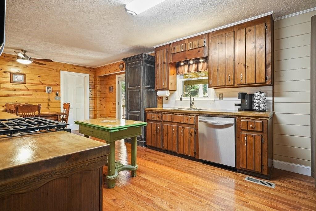 2262 Bayswater Drive NW