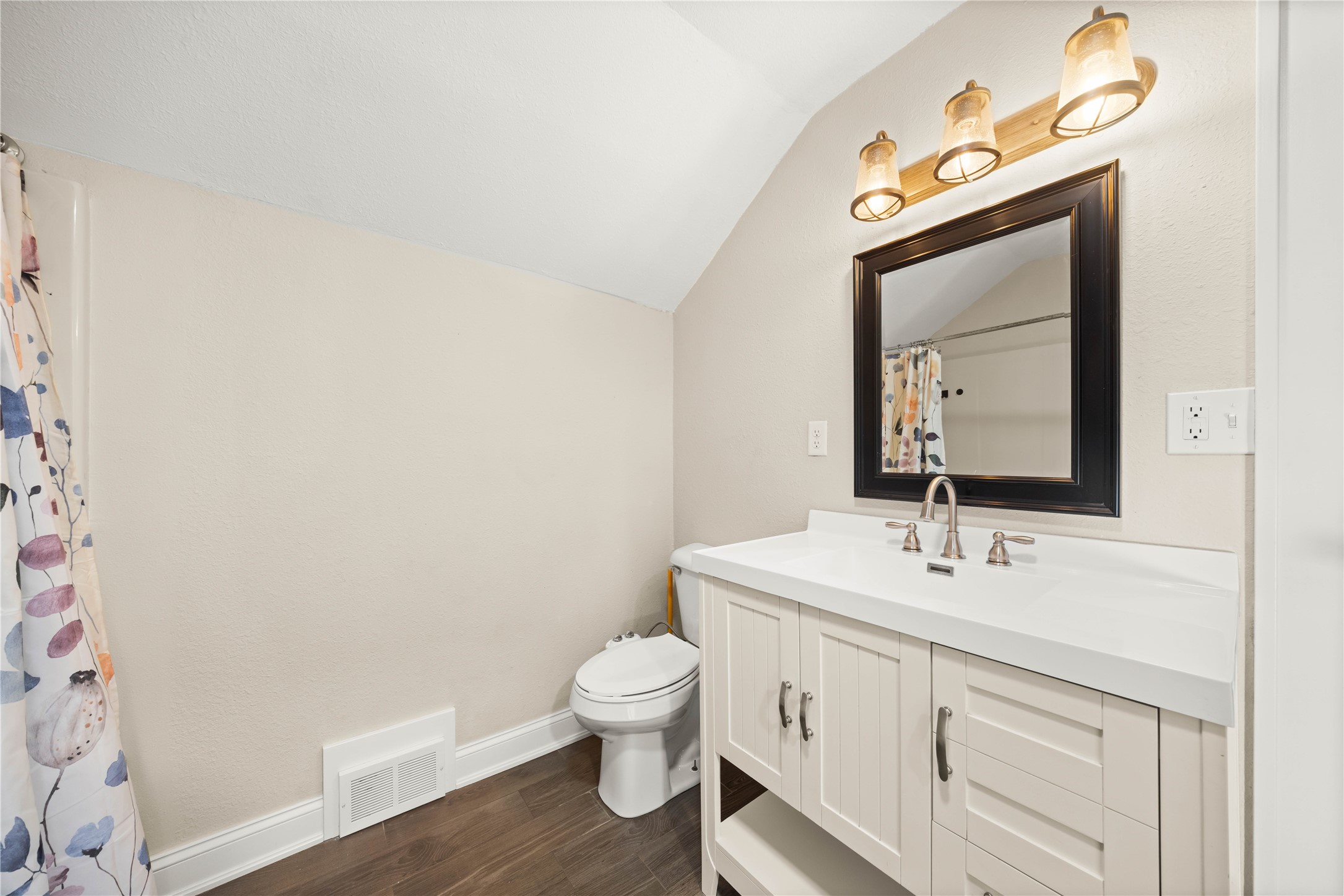 213 W 7th Street