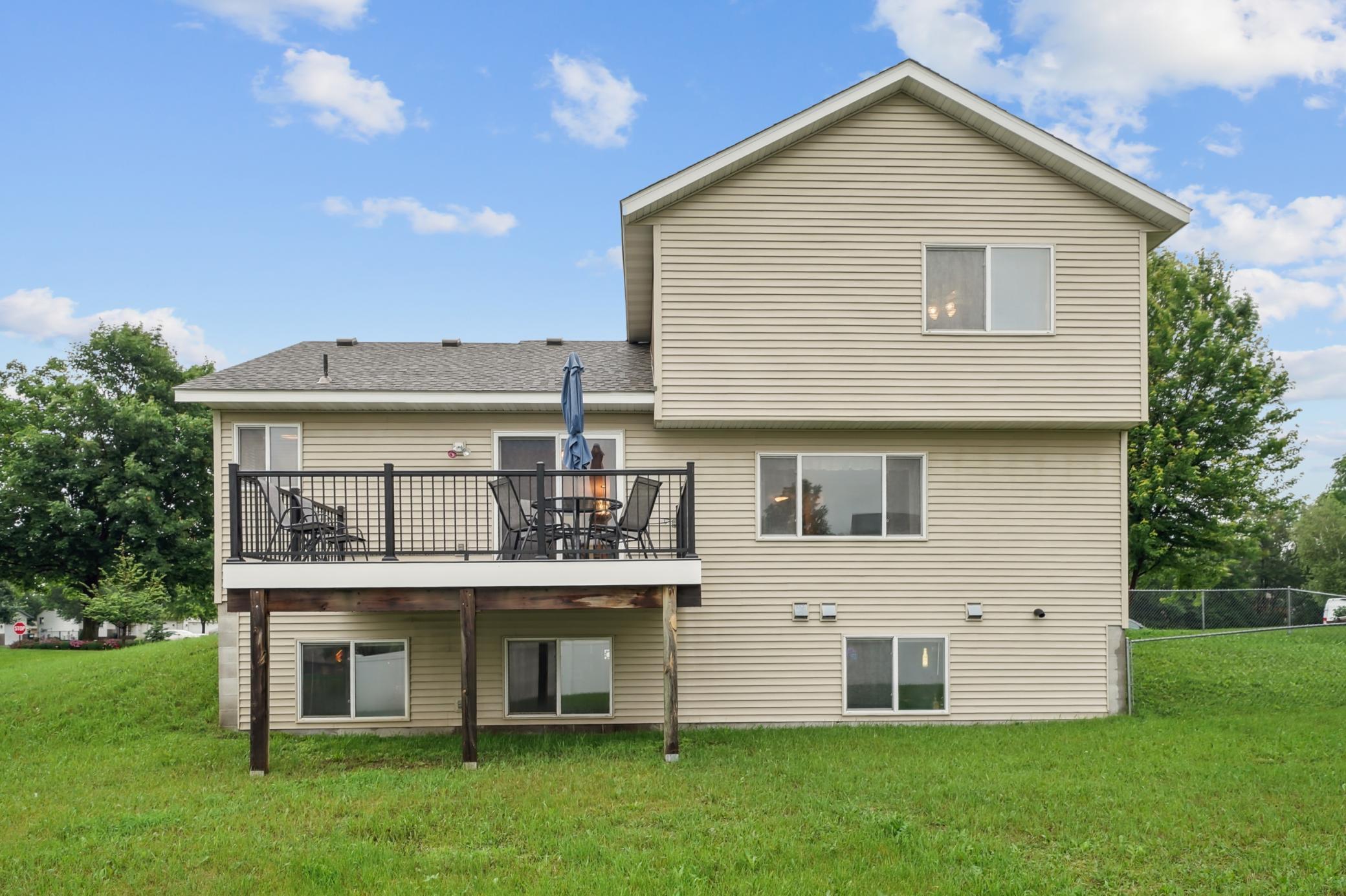 579 Maple Knoll Circle NW