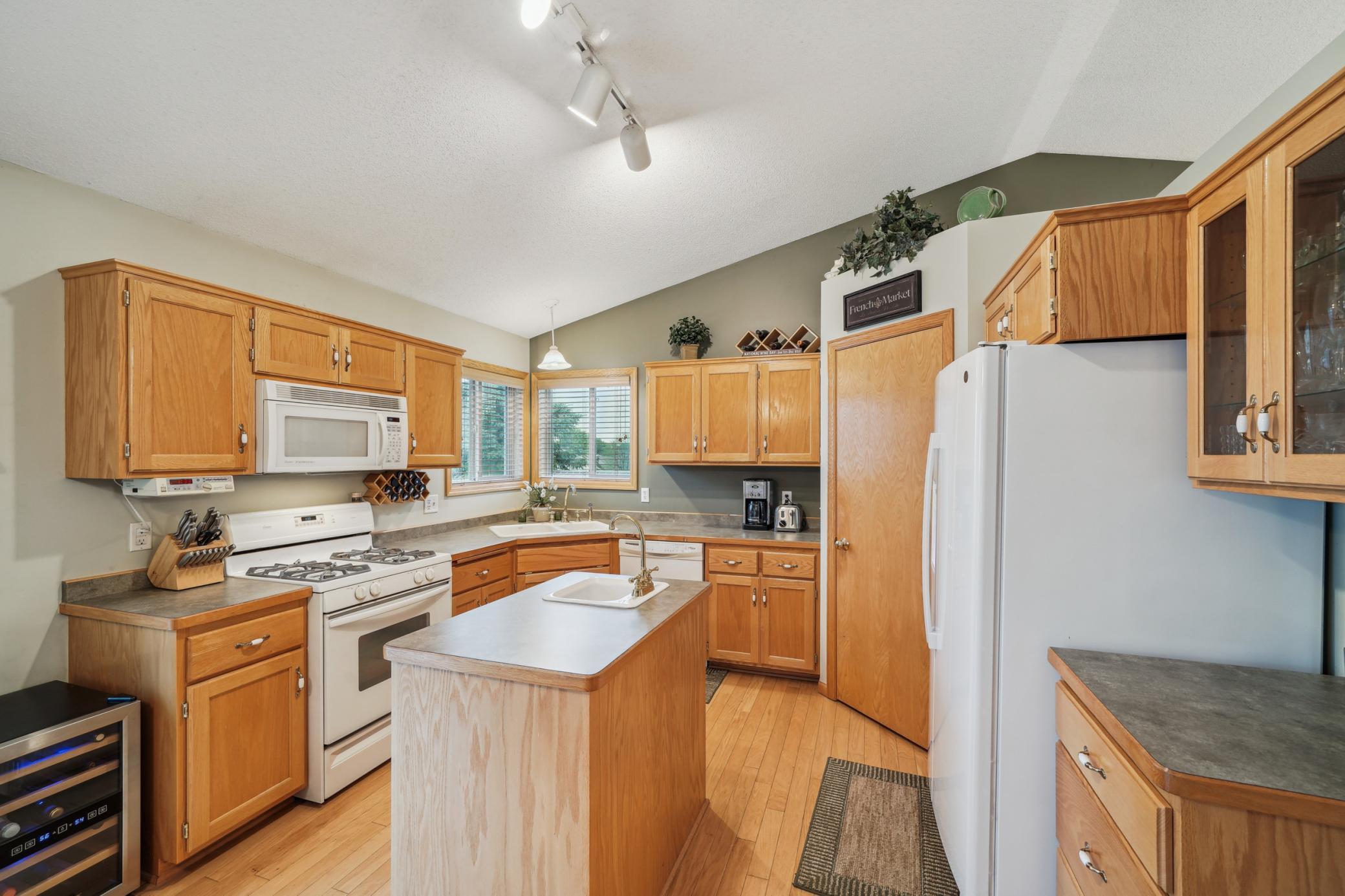 579 Maple Knoll Circle NW