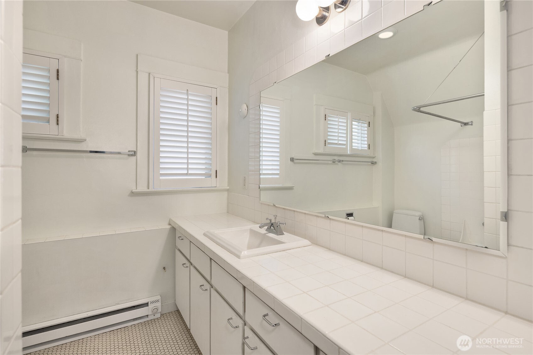 111 W Kinnear Place