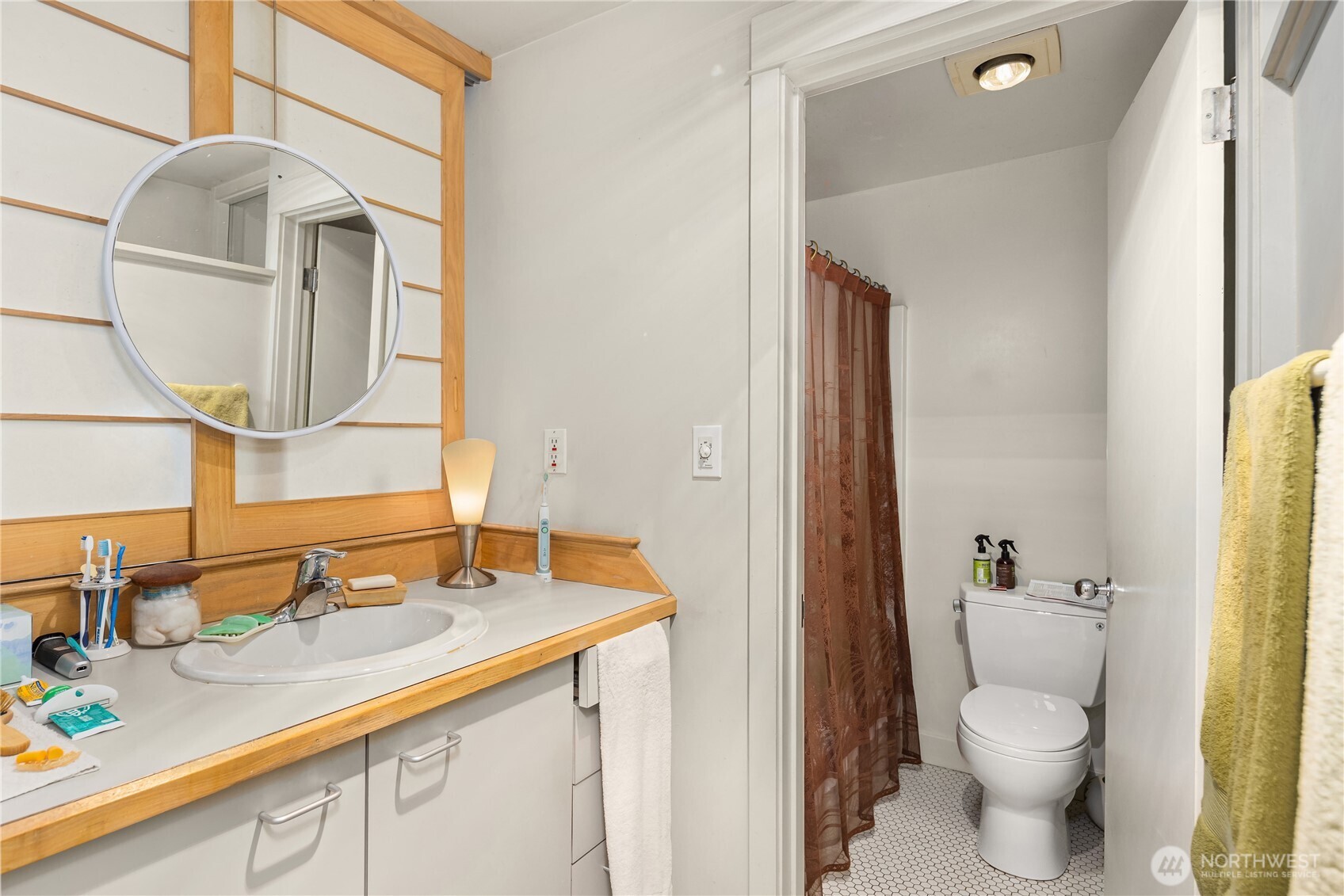 111 W Kinnear Place