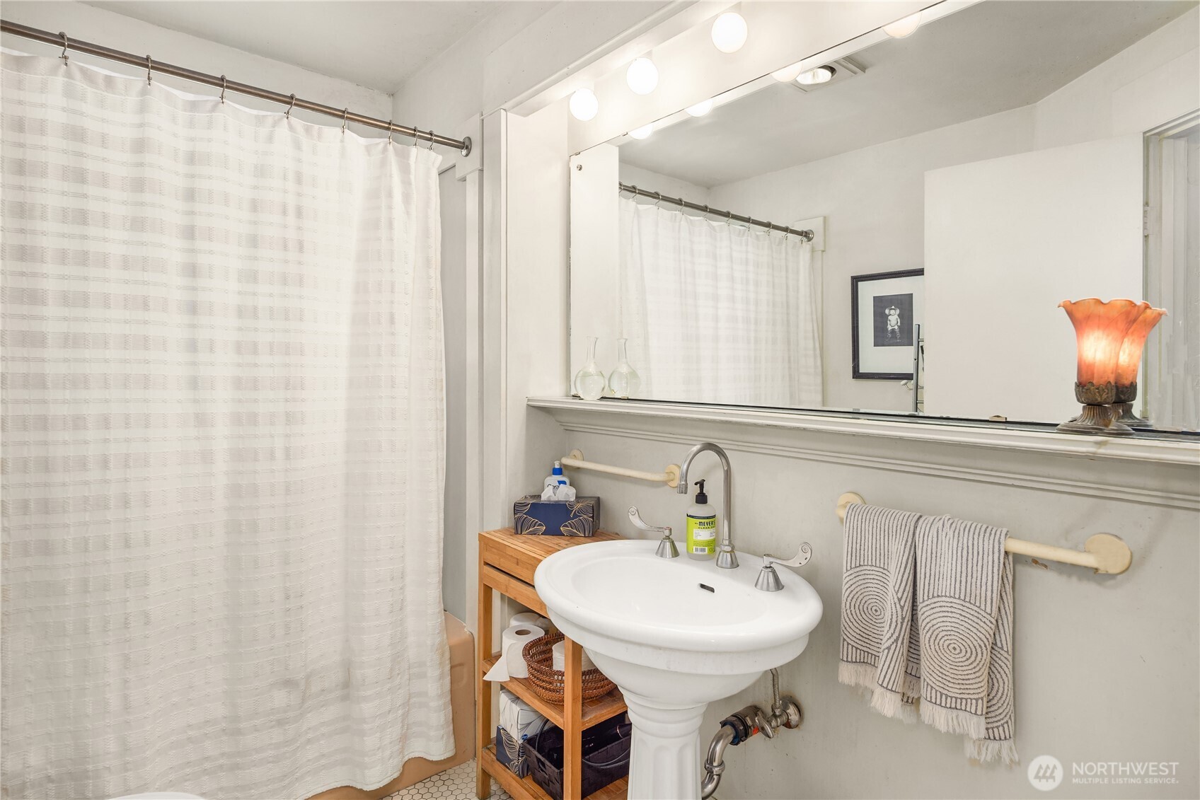 111 W Kinnear Place