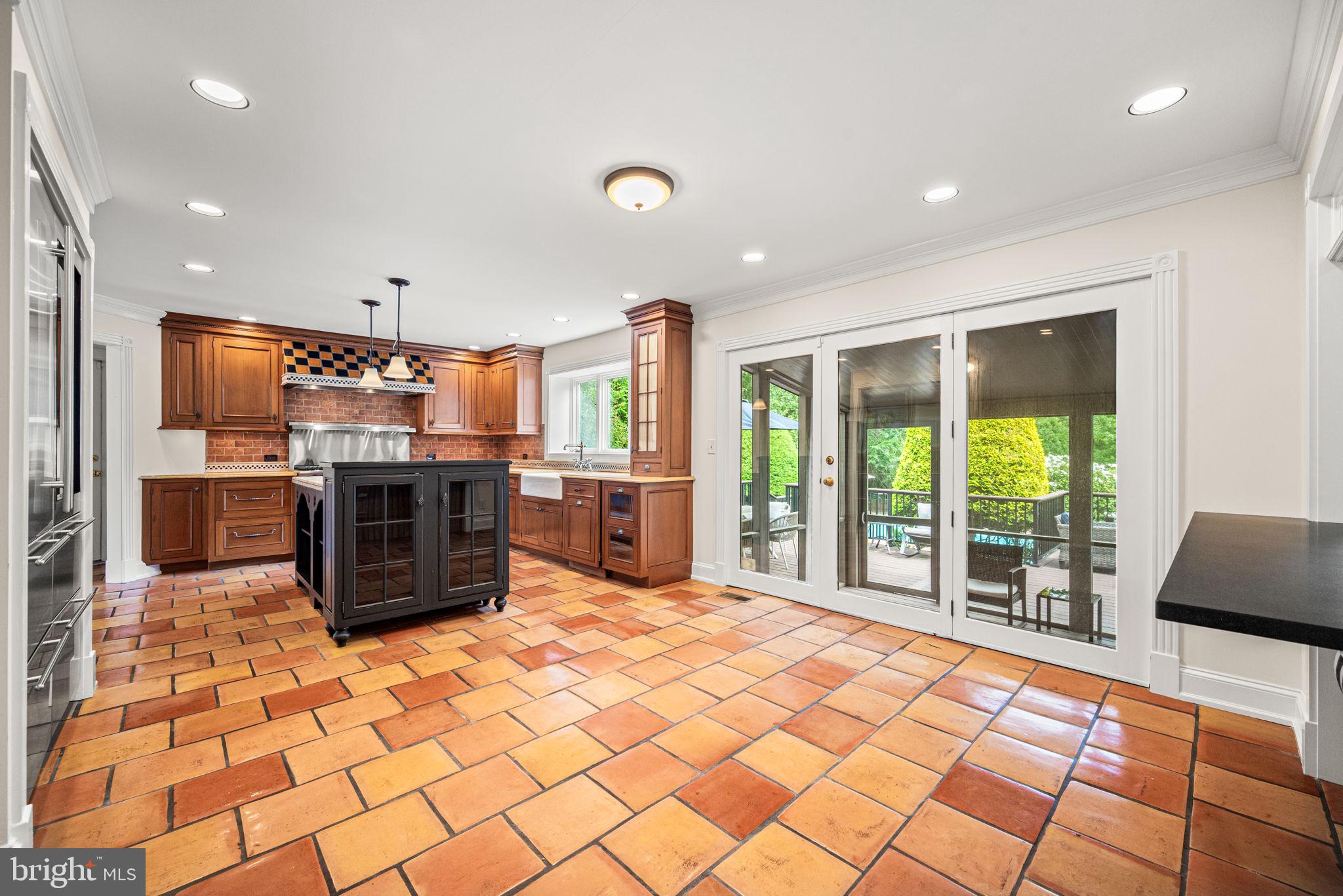 977 DERRING LANE