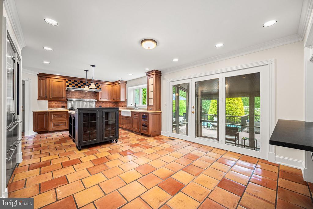 977 DERRING LANE