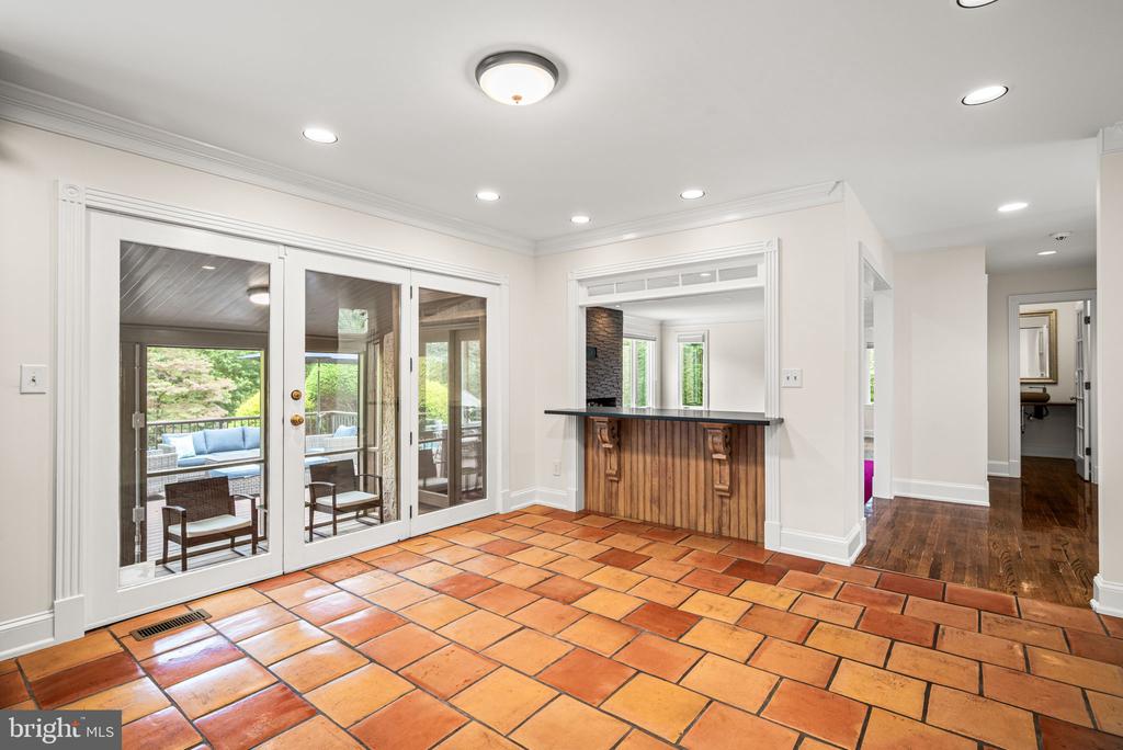 977 DERRING LANE