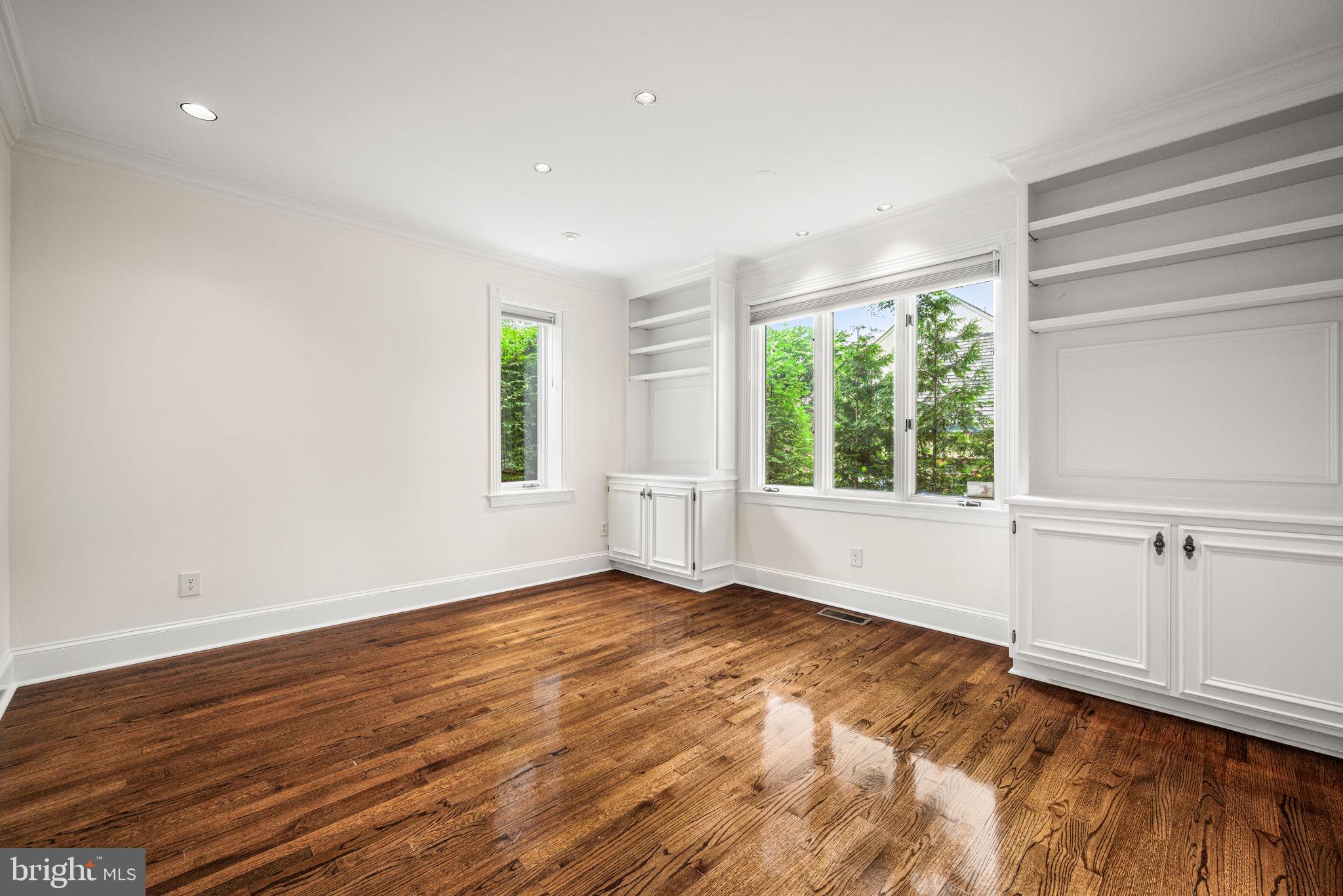977 DERRING LANE