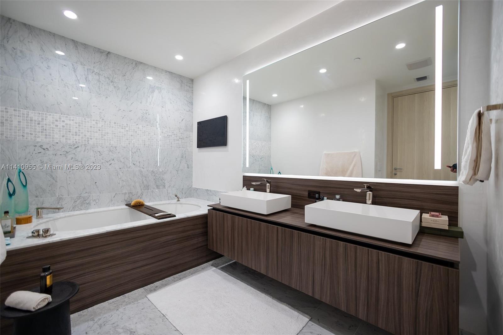 1000 Brickell Plz Unit: PH5707