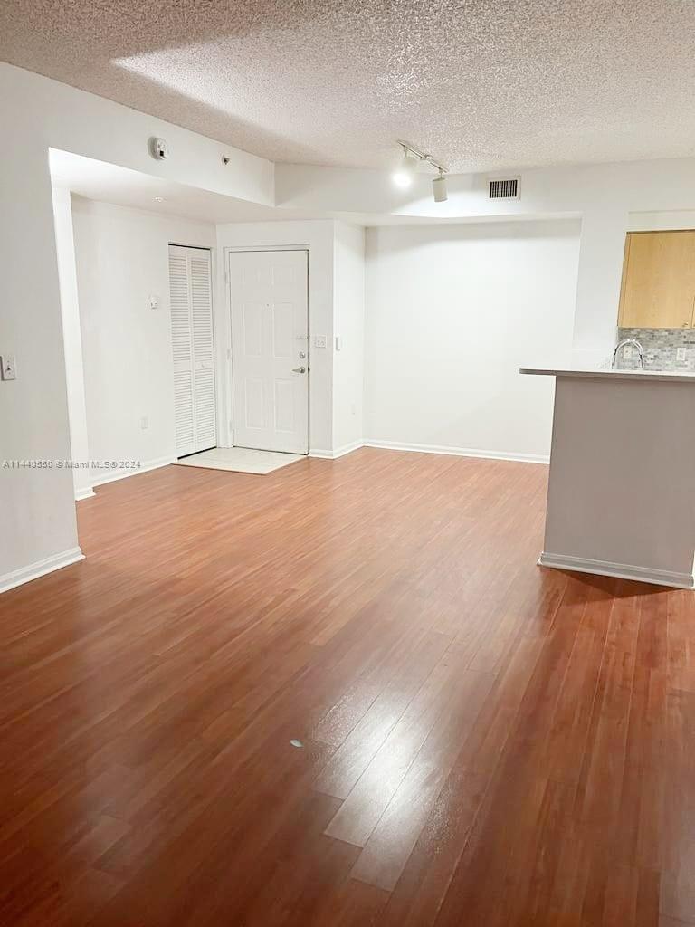 7930 N Nob Hill Rd # 204