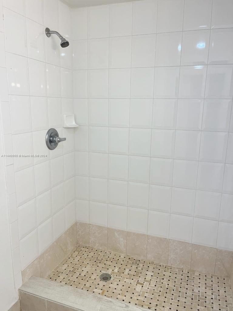 7930 N Nob Hill Rd # 204