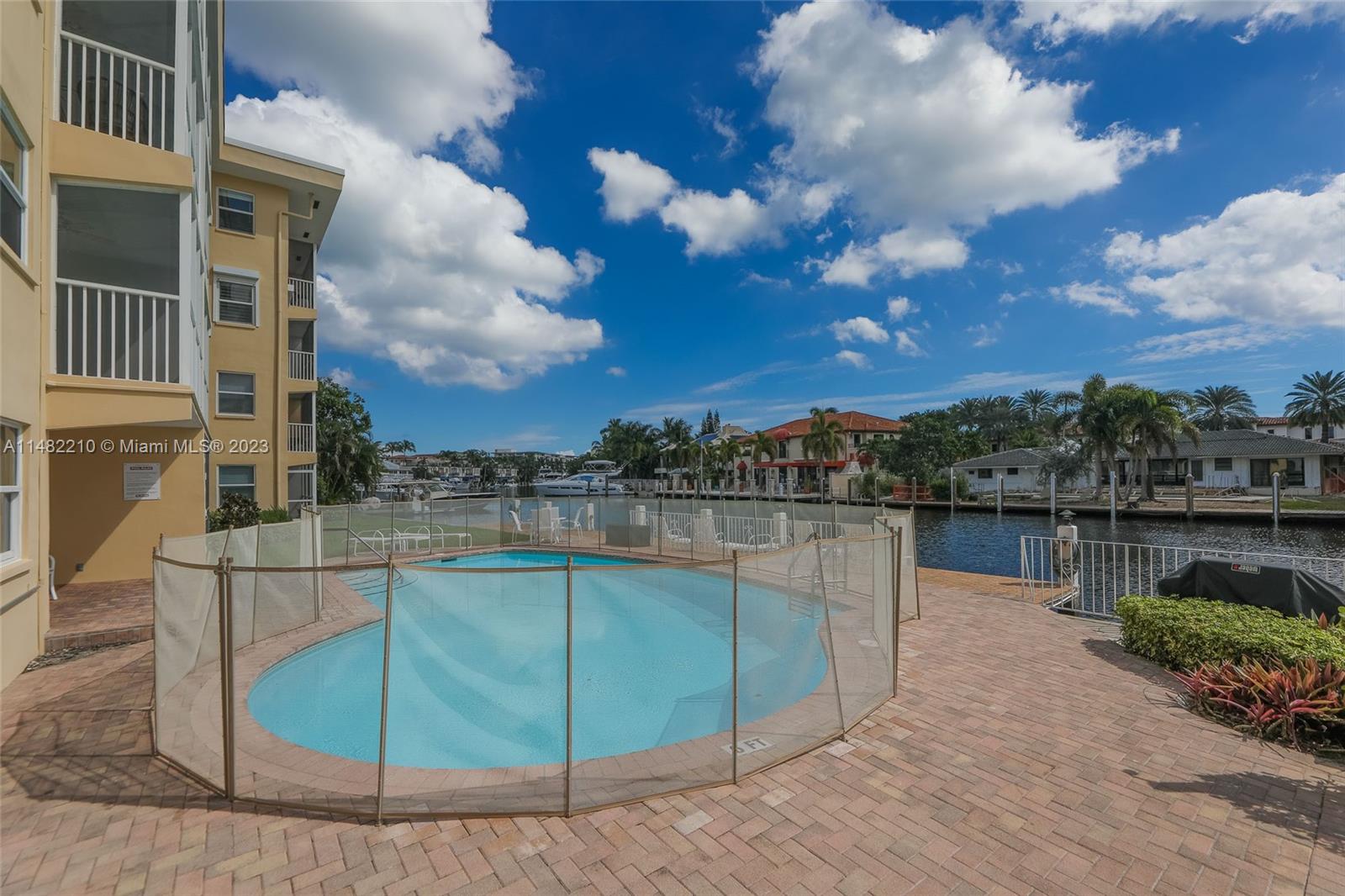 1332 Bayview Dr # 402