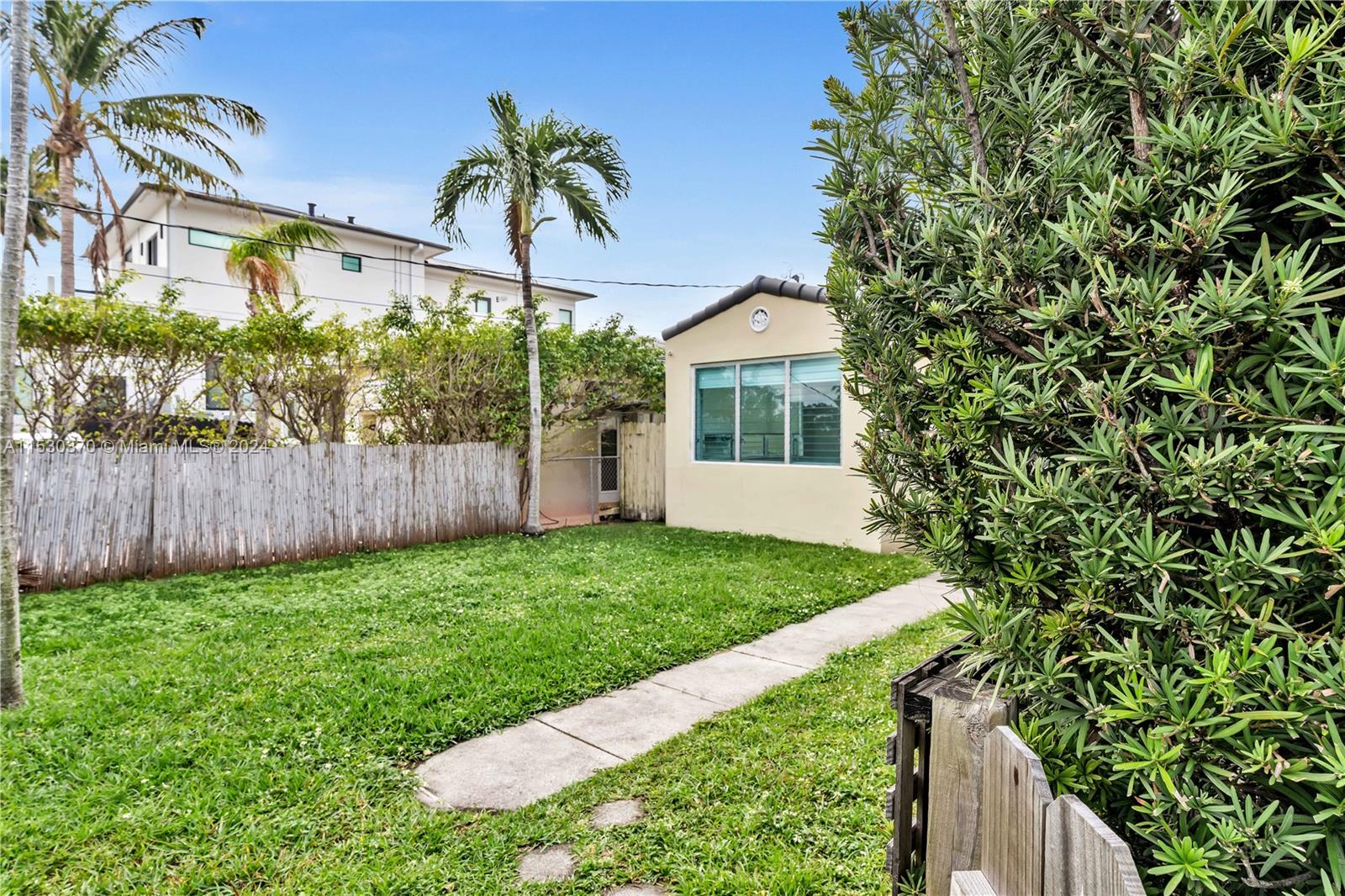 9572 Carlyle Ave