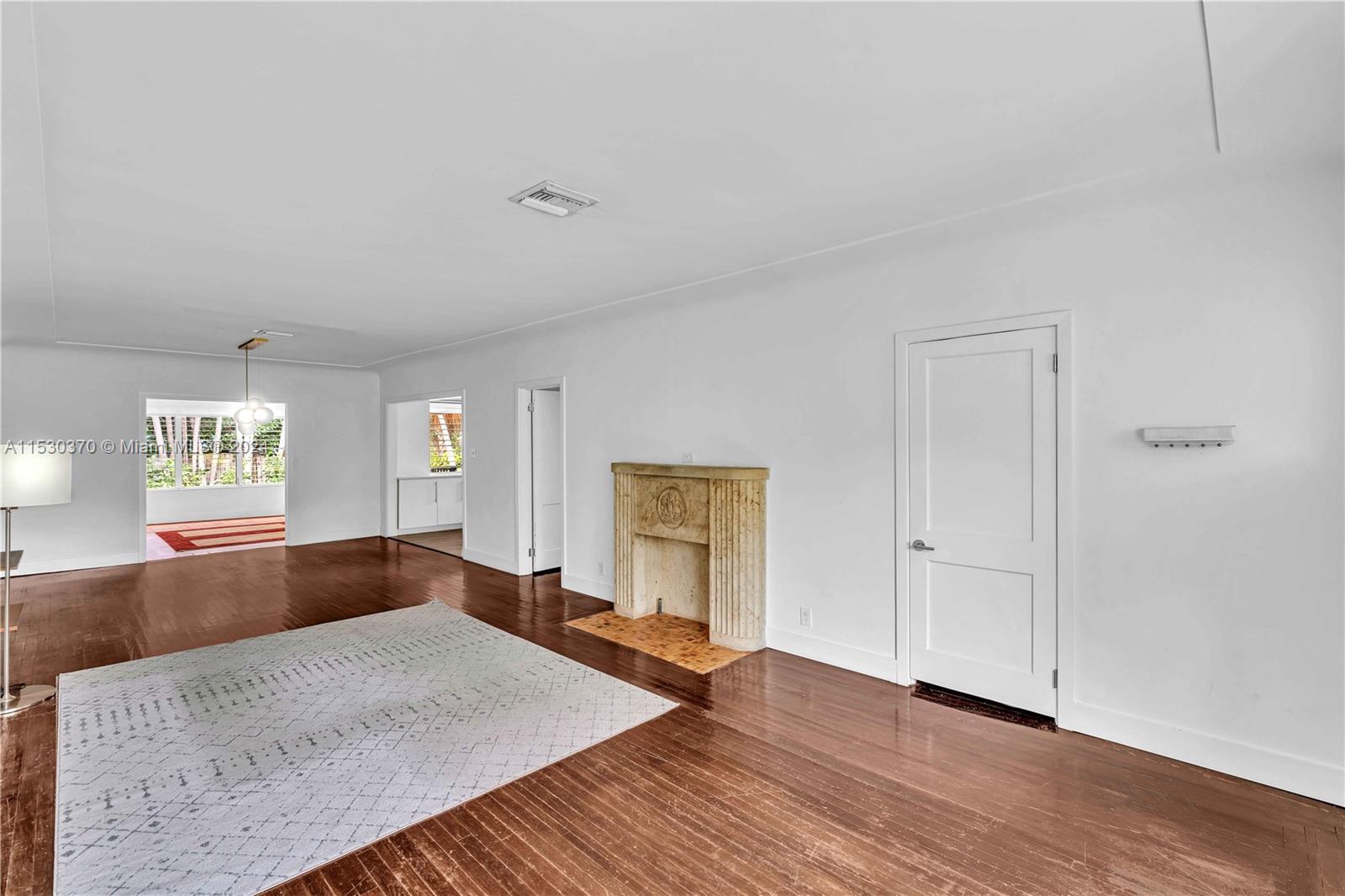 9572 Carlyle Ave