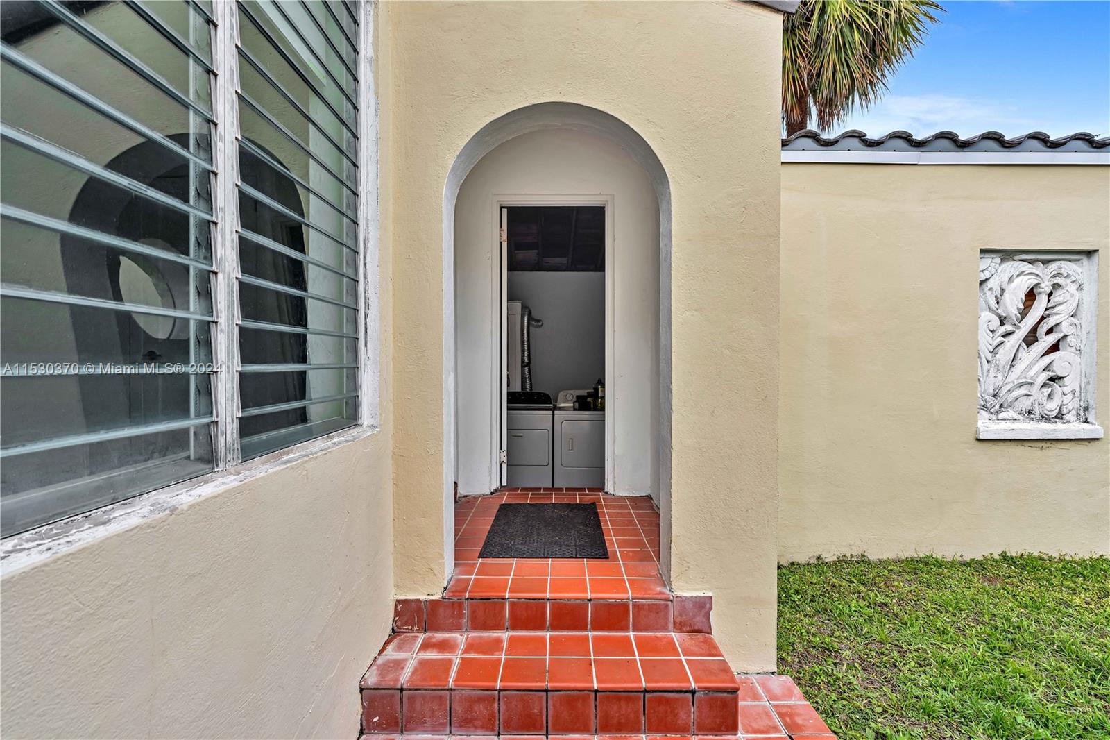 9572 Carlyle Ave