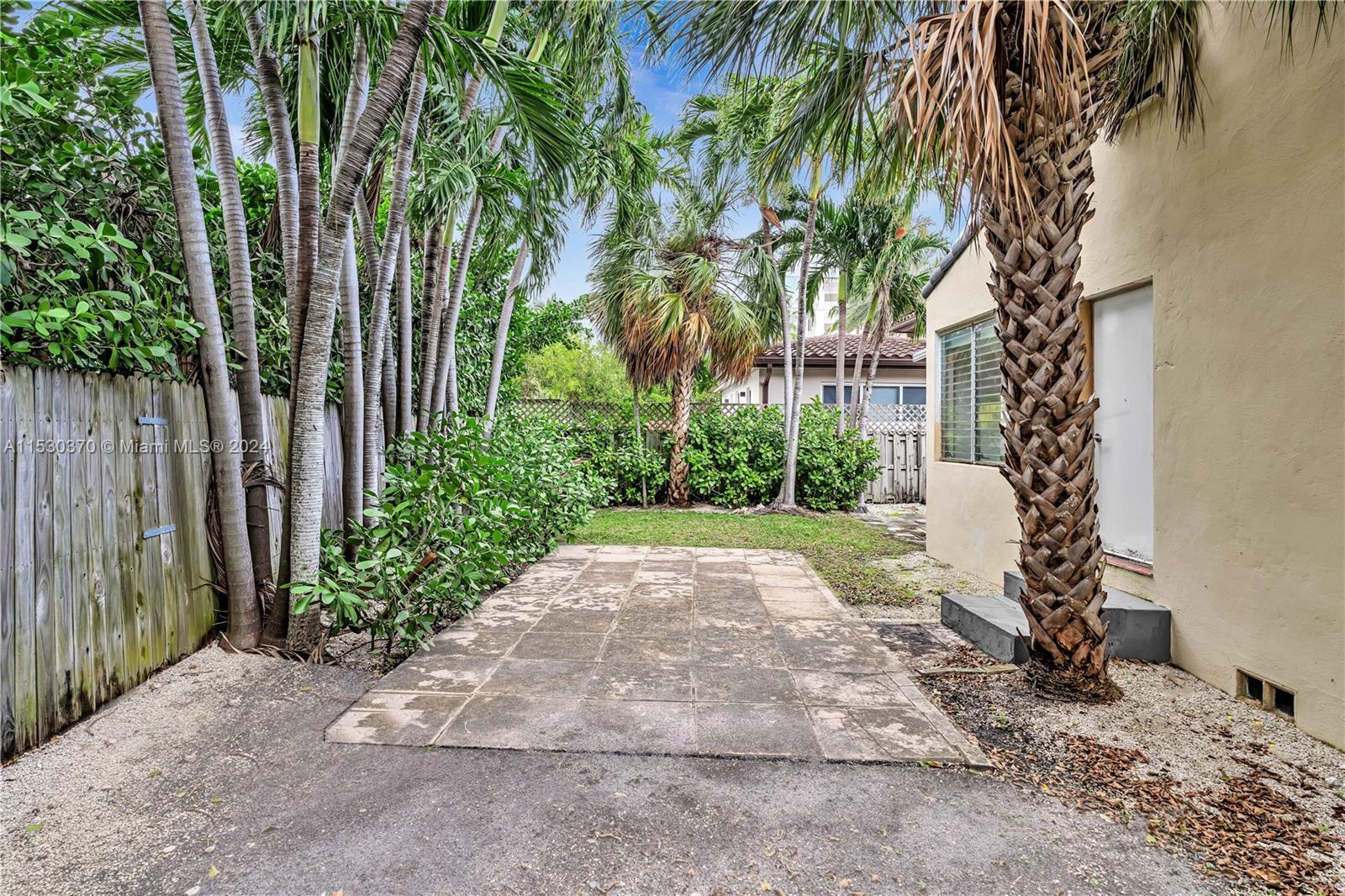 9572 Carlyle Ave