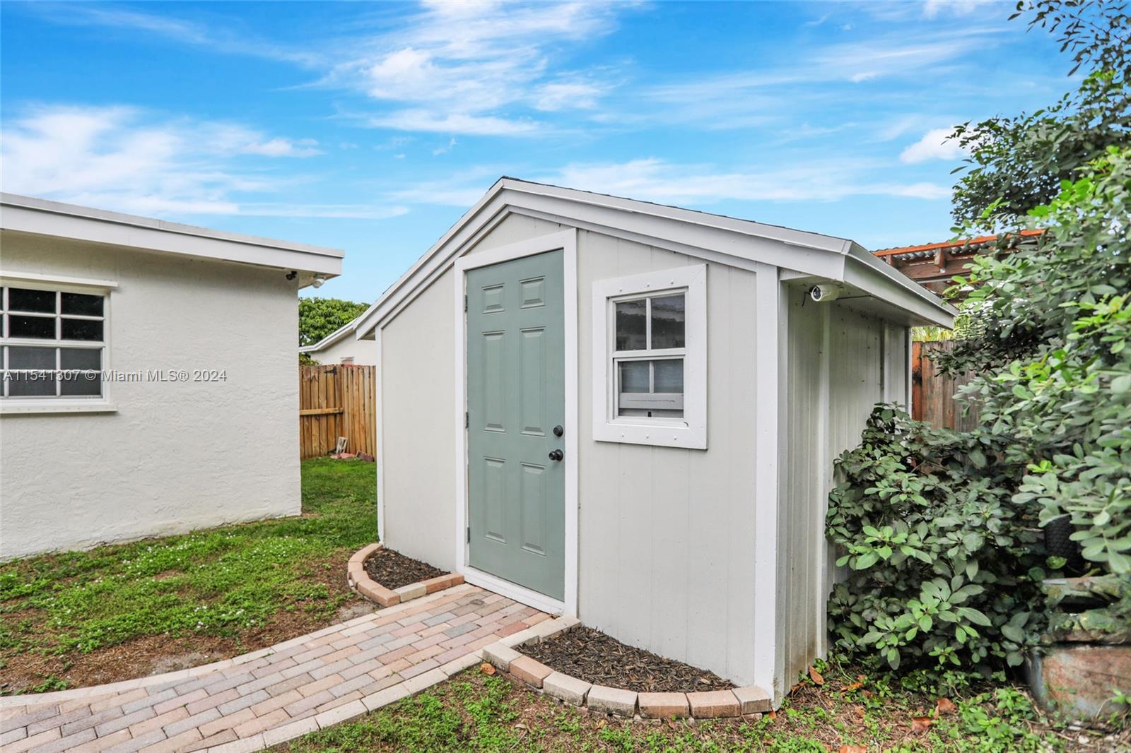 6960 NW 7th Ct