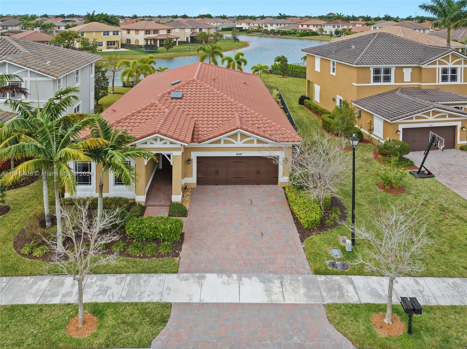8561 Lakeside Bnd