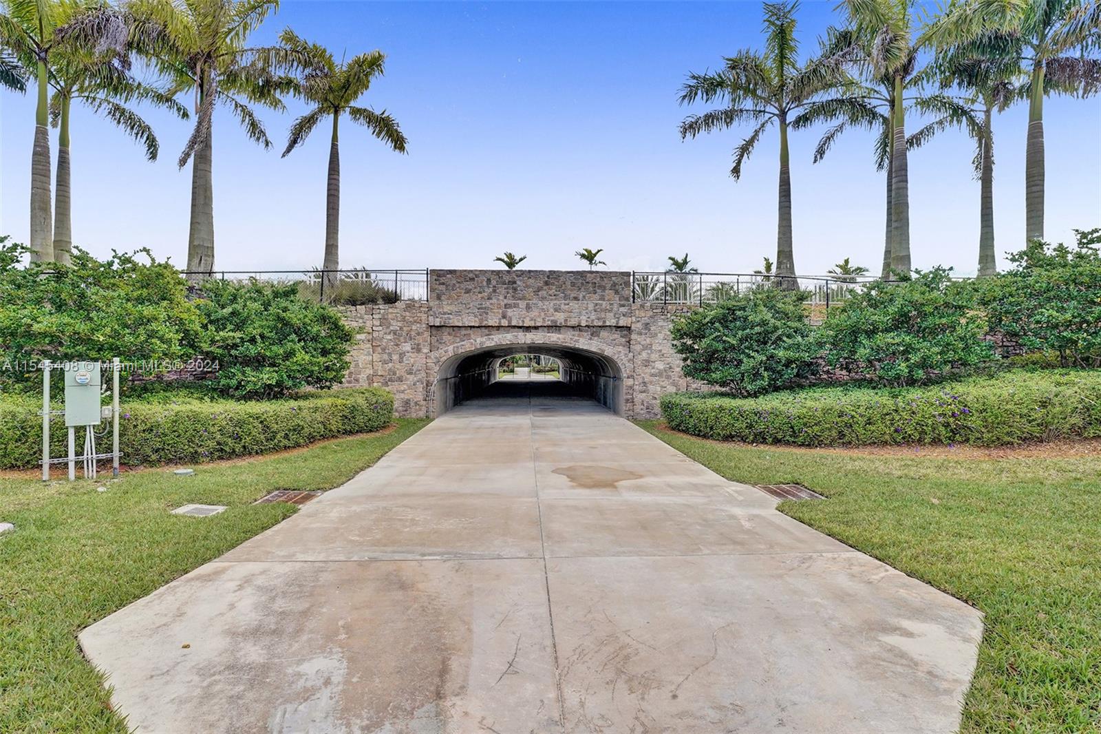 8561 Lakeside Bnd
