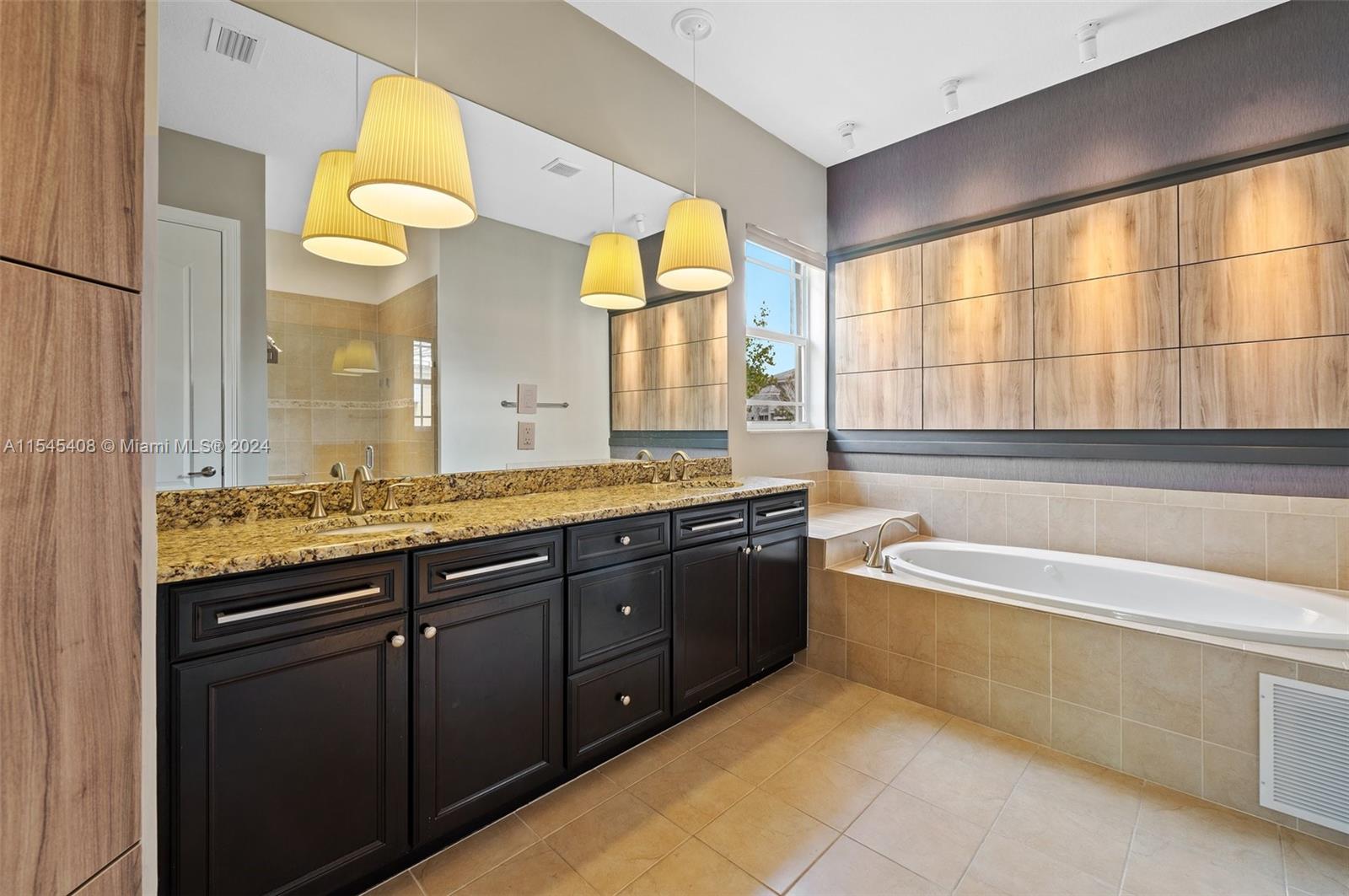 8561 Lakeside Bnd