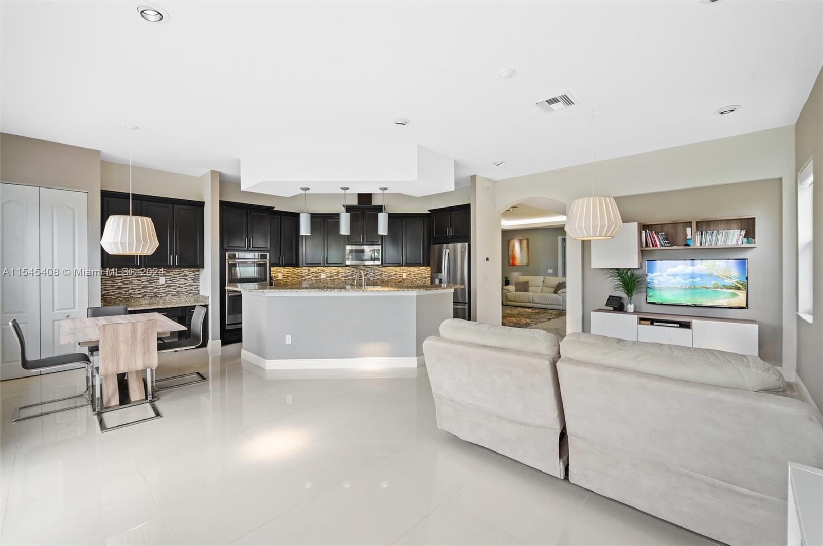 8561 Lakeside Bnd