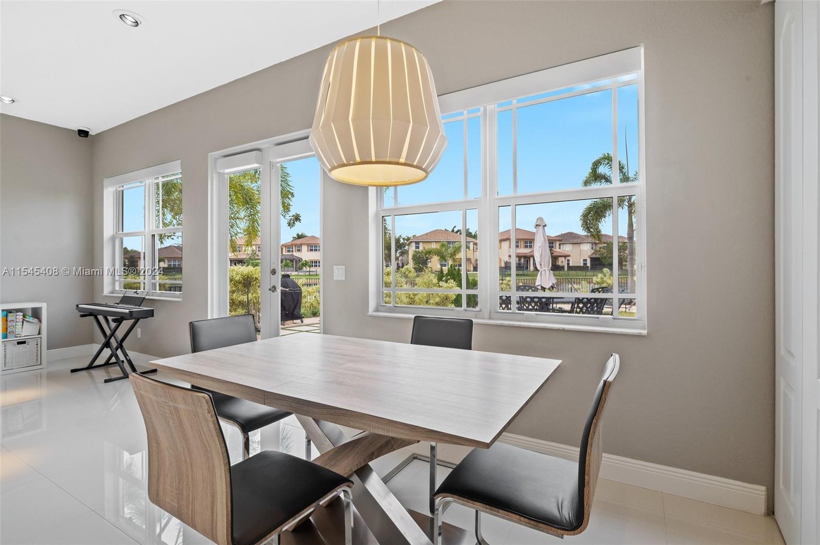8561 Lakeside Bnd