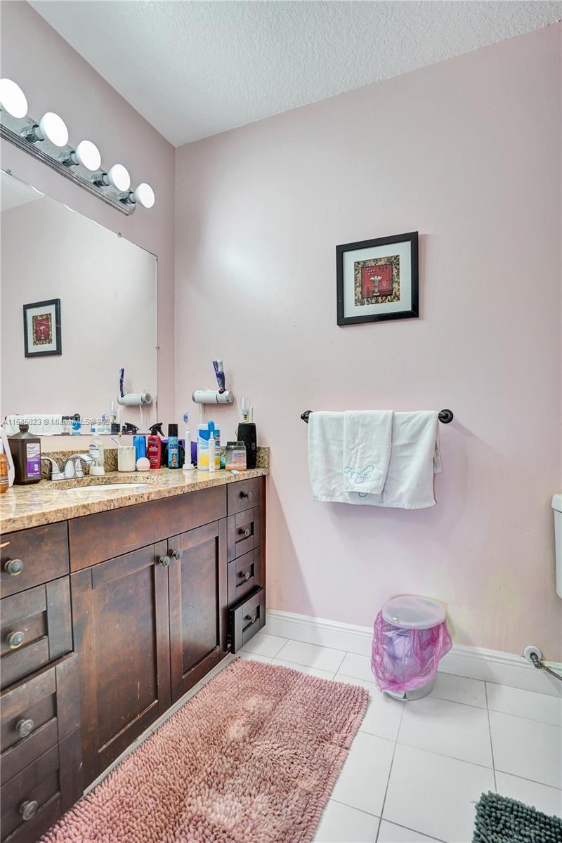 1133 Golden Lakes Blvd # 826