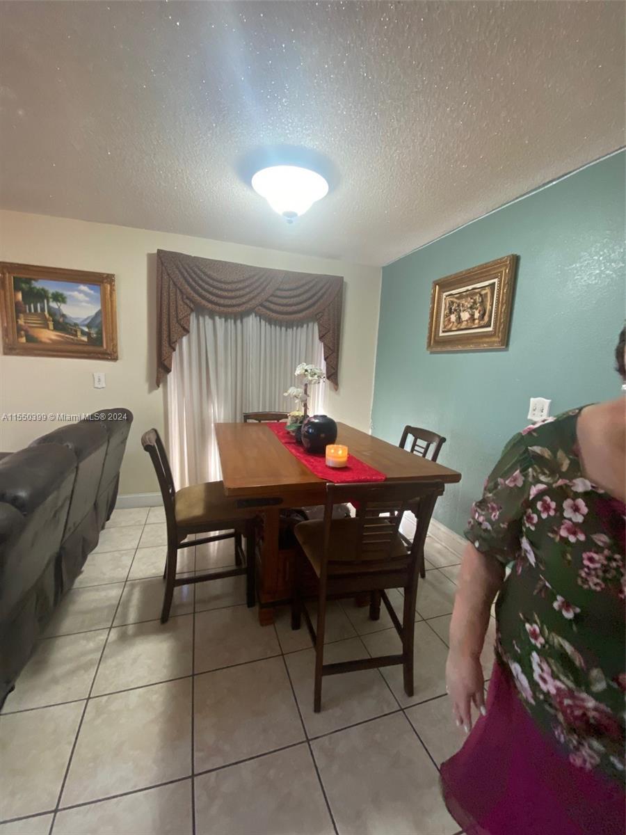 1137 W 40th Pl