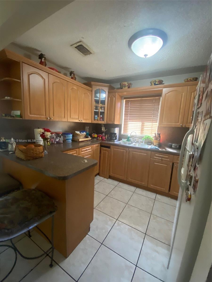 1137 W 40th Pl