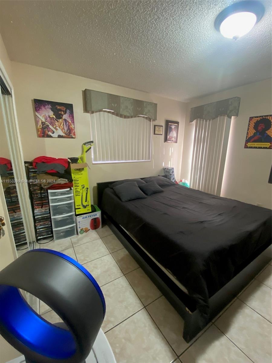 1137 W 40th Pl