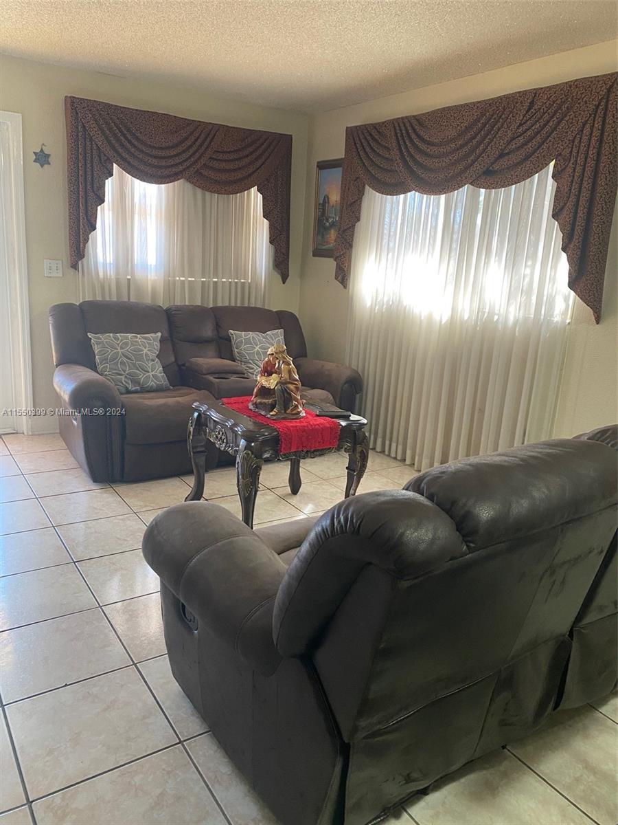 1137 W 40th Pl