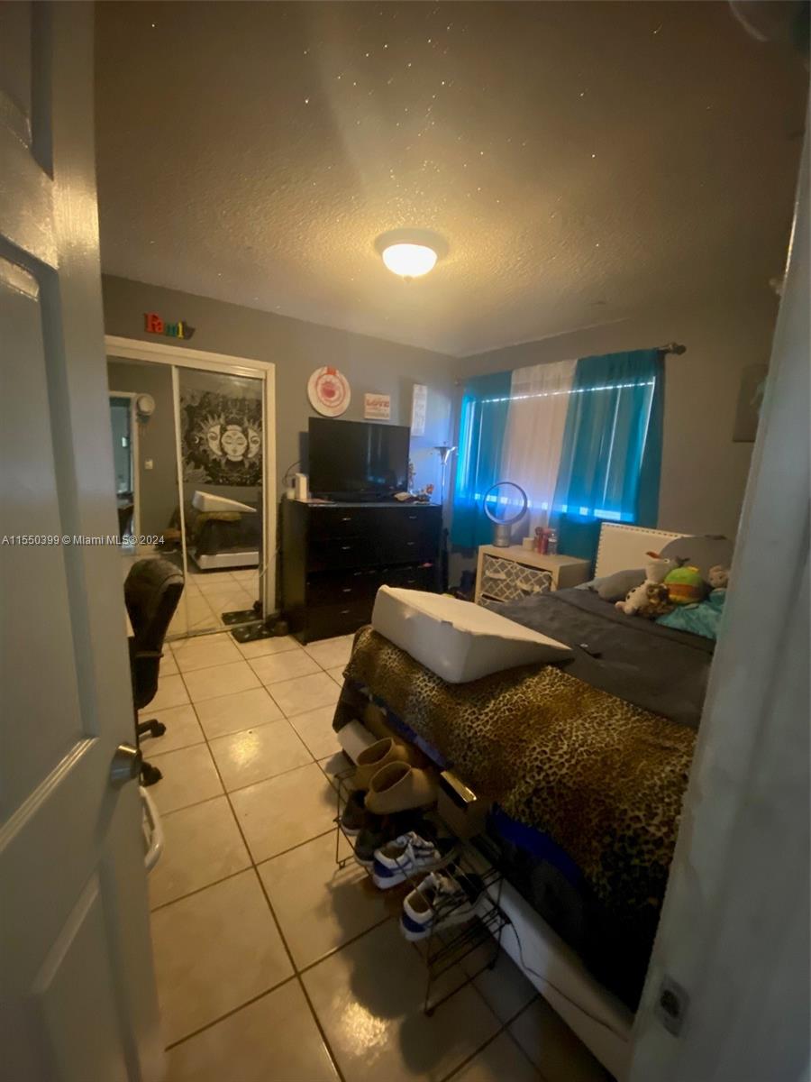 1137 W 40th Pl