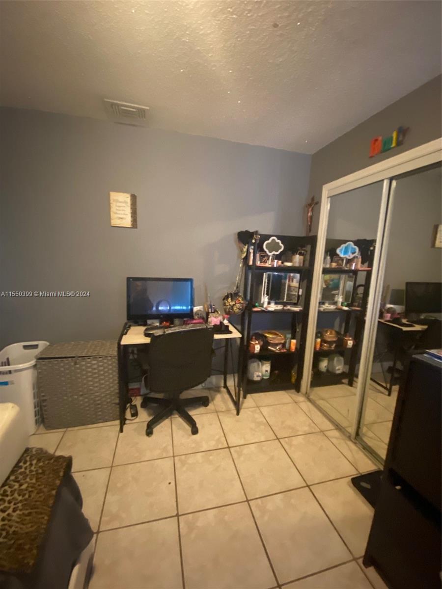 1137 W 40th Pl