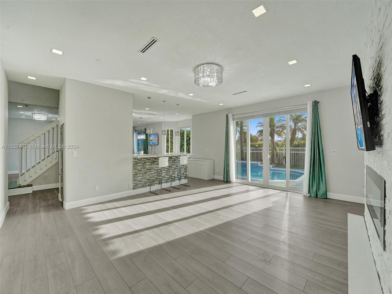 1654 E Harmony Lake Cir