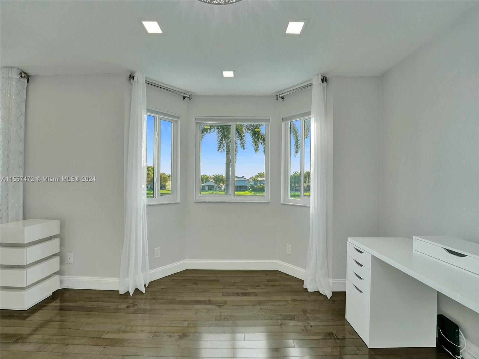 1654 E Harmony Lake Cir