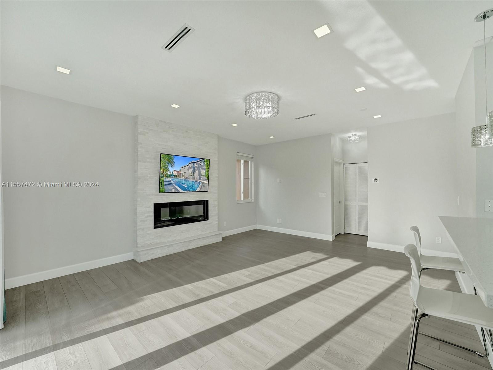 1654 E Harmony Lake Cir