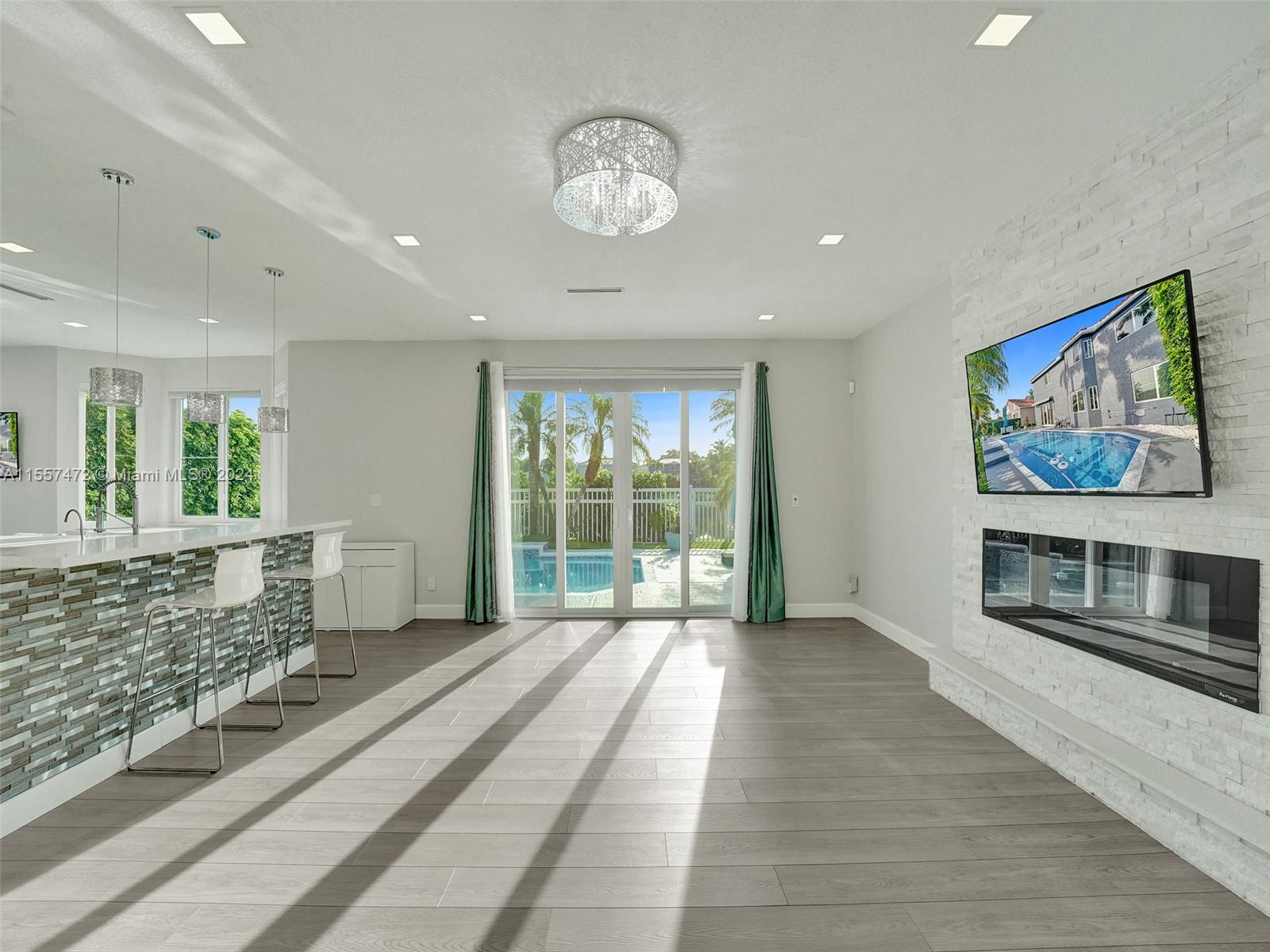 1654 E Harmony Lake Cir