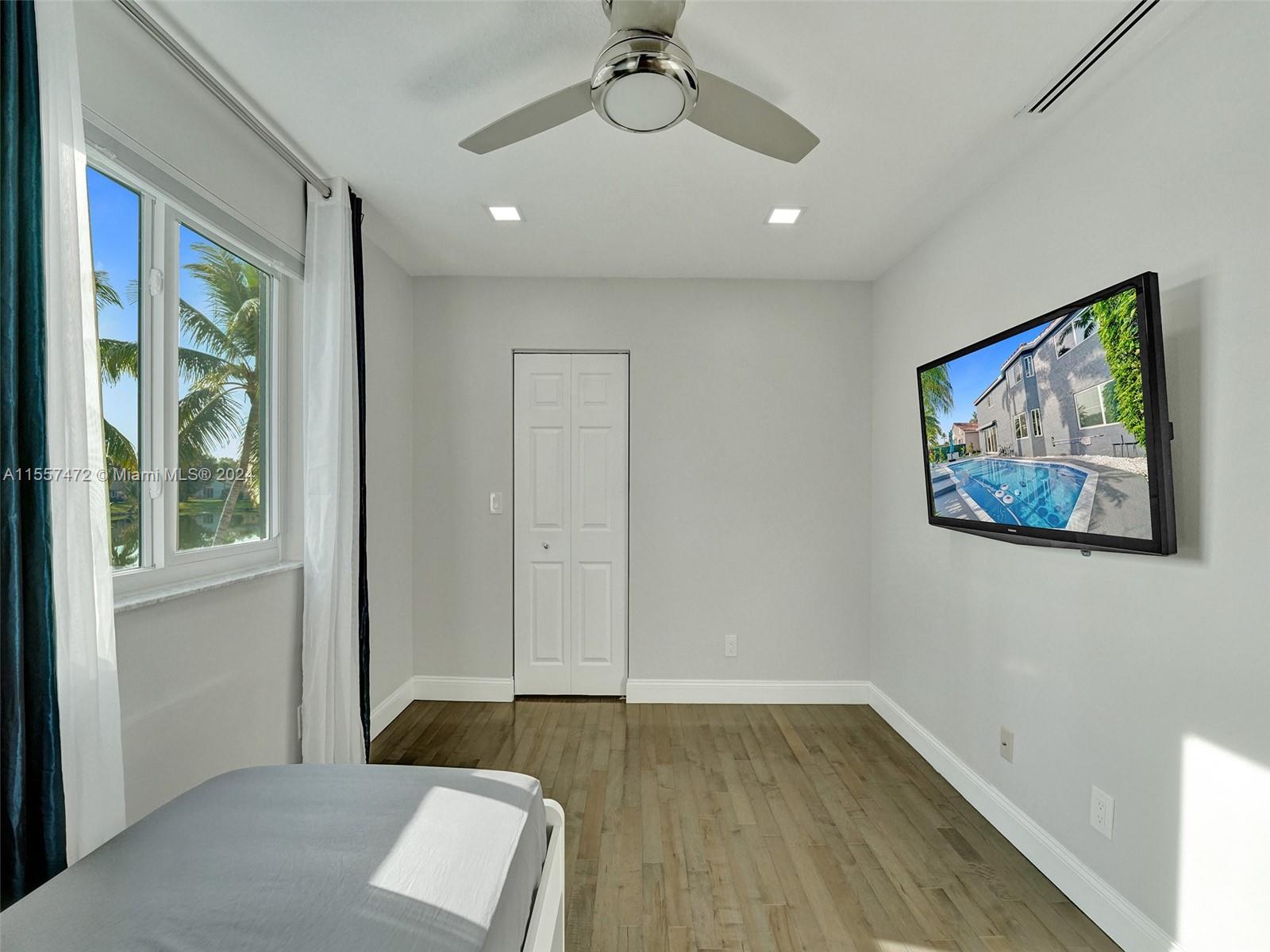 1654 E Harmony Lake Cir