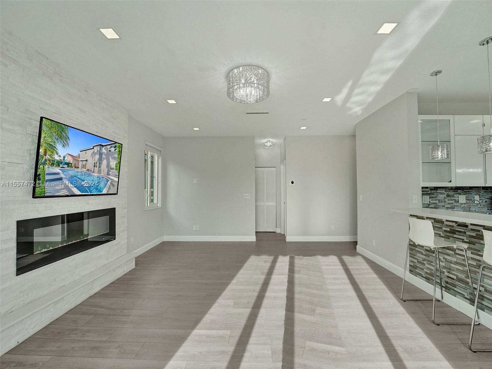1654 E Harmony Lake Cir