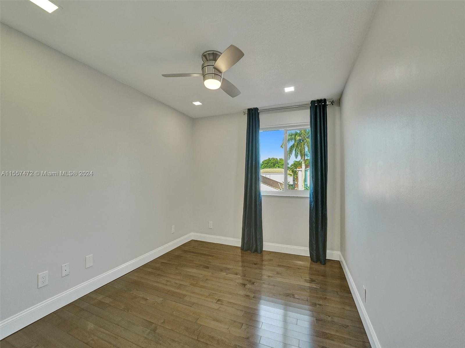 1654 E Harmony Lake Cir