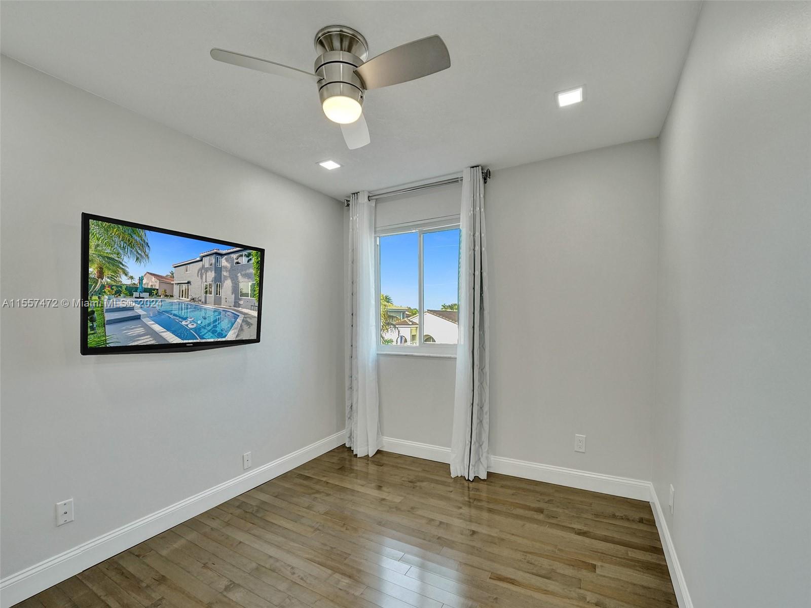 1654 E Harmony Lake Cir