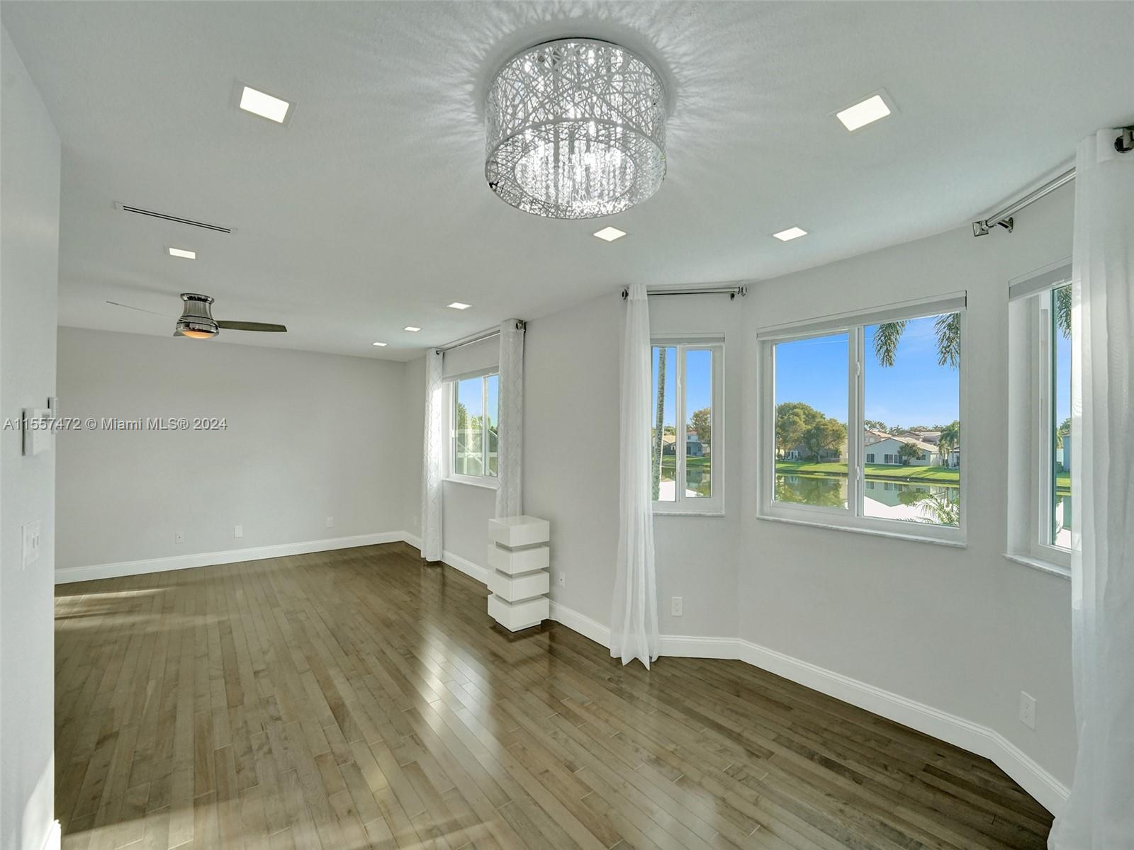 1654 E Harmony Lake Cir