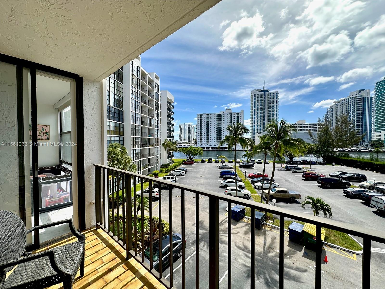 800 Parkview Dr # 424