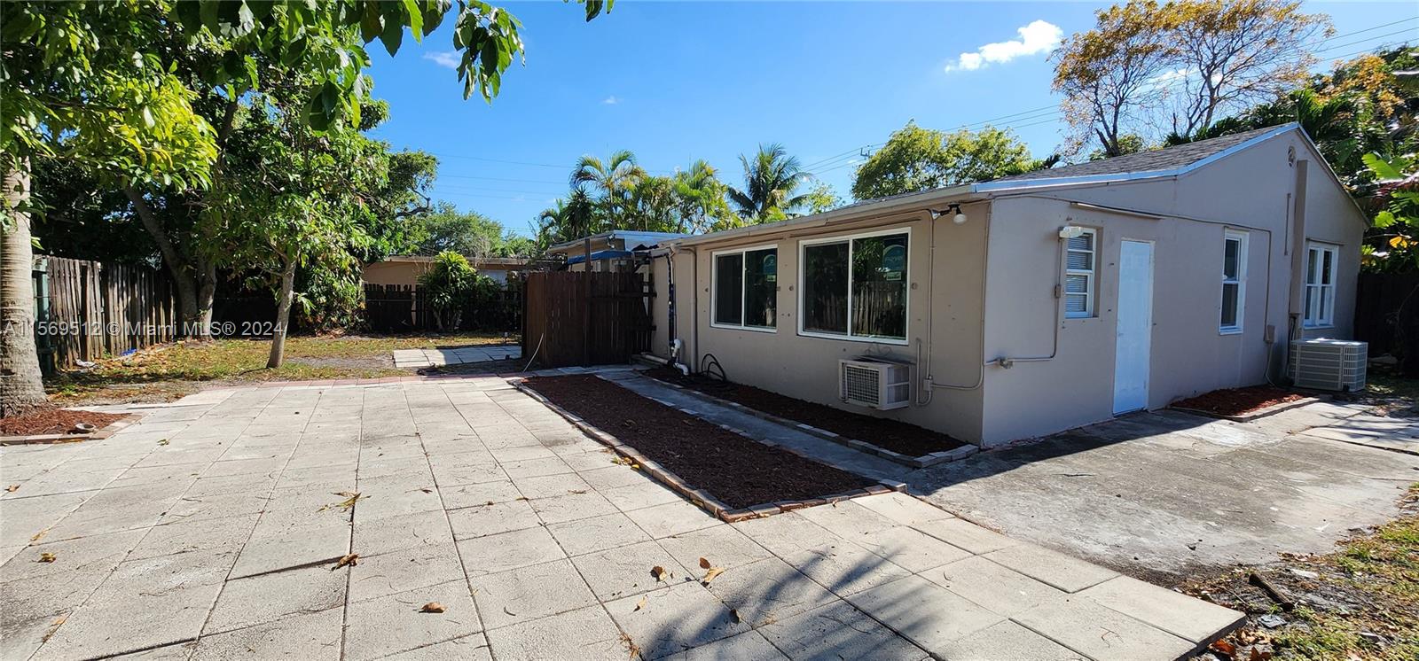 1221 N 58th Ave