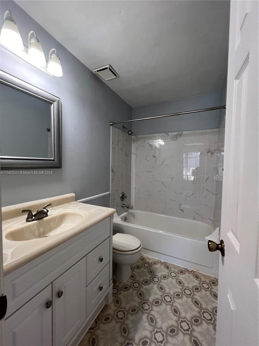 2300 SW 43rd # Q4